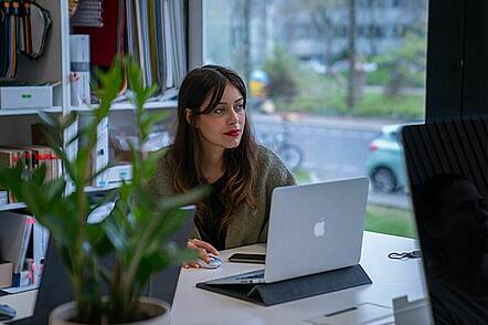 Foto: Eine Studentin der Berlin International arbeitet am Laptop