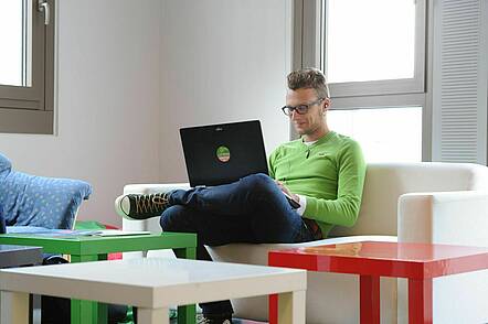 Student mit Laptop an der SRH Hochschule (Foto: SRH Hochschule in Nordrhein-Westfalen)