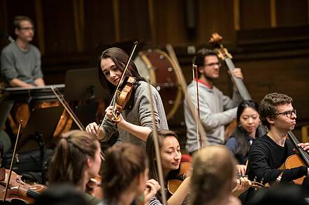 Foto: Studierende während der Orchesterprobe