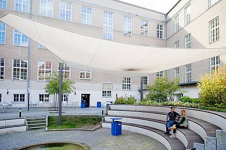 Image: Students in the courtyard on the Treskowallee campus.  