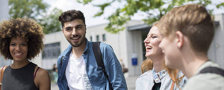 Studierende unterhalten sich auf dem Campus (Foto: Hochschule Niederrhein)
