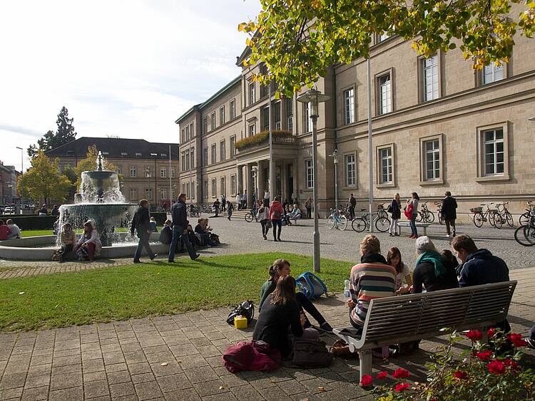 Foto: Blick auf das Hauptgebäude der Eberhard Karls Universität Tübingen