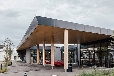 Foto: Blick auf den Campus der Hochschule Landshut mit einem großen Vordach, das von Säulen gestützt wird 