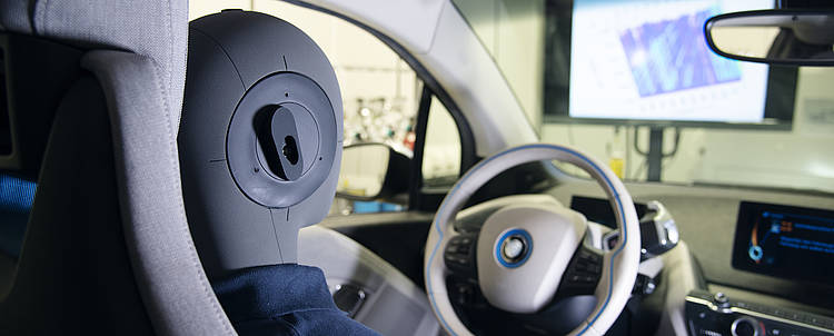 Dummy in einem Fahrzeug (Foto: Technische Hochschule Ulm)