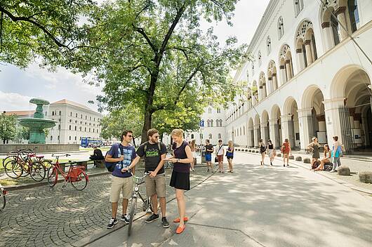 Foto: Studierende vor der Ludwig-Maximilians-Universität München