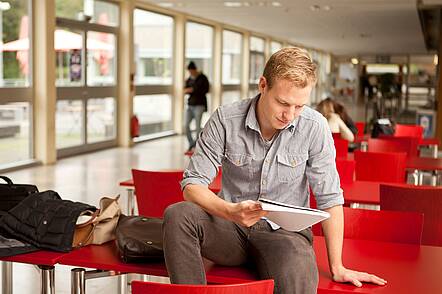 Lernsituation an der htw saar (Foto: htw saar) Foto: Studierender bereitet sich auf die Vorlesung vor