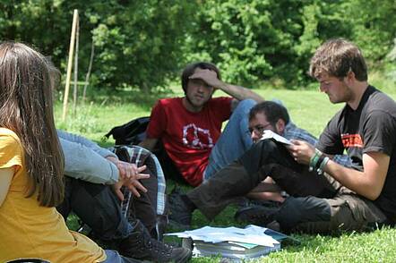 Foto: Studierende der Hochschule für Forstwirtschaft Rottenburg lernen zusammen im Grünen 