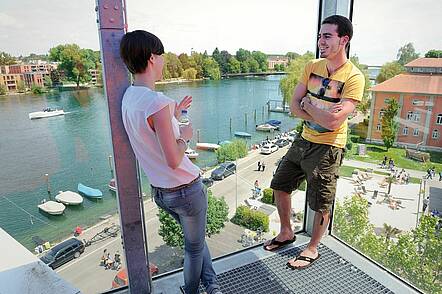 Foto: Studierende unterhalten sich auf der Aussichtsplattform der Hochschule Konstanz