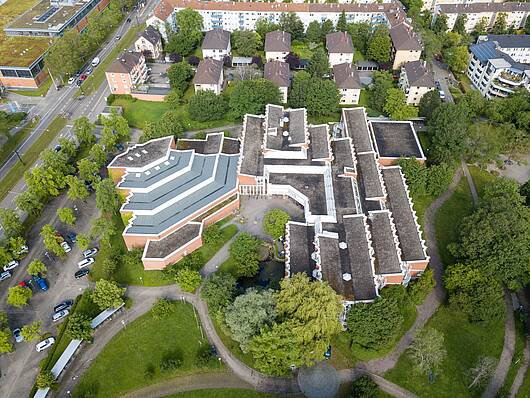 Foto: Luftbild des Hauptgebäudes der Hochschule für Musik Freiburg