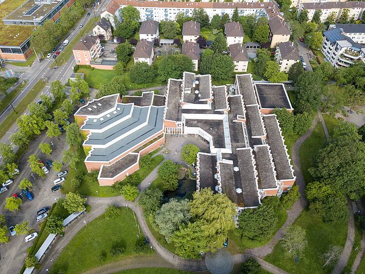 Hauptgebäude der Hochschule für Musik Freiburg (Foto: Hochschule für Musik Freiburg / Alexander Becher) Foto: Luftbild des Hauptgebäudes der Hochschule für Musik Freiburg