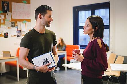 Foto: Studierende unterhalten sich                               