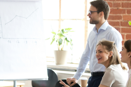 WHU – Otto Beisheim School of Management (Foto: Vallendar WHU) Foto: Studierende betrachten eine Grafik auf einem Flip-Chart in einem Seminar der WHU – Otto Beisheim School of Management.