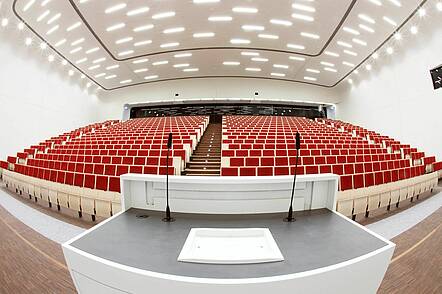 Foto: Blick in das Audimax der Universität Leipzig auf dem Campus Augustusplatz.