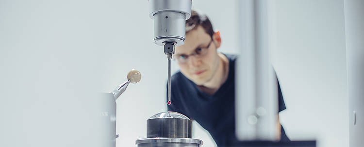 Studierender im Bereich Optik der Hochschule Aalen (Foto: Hochschule Aalen)