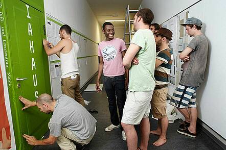 Foto: Studierende der Fachschaft Architektur dekorieren die Seminarräume.