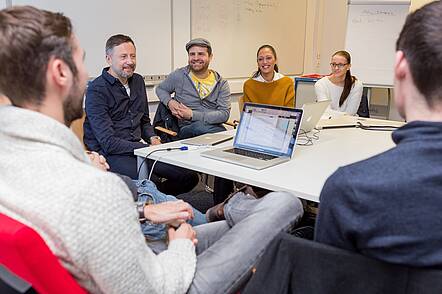 Foto: Studierende tauschen sich in Lehrveranstaltung aus