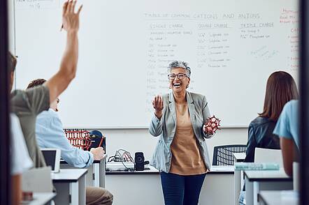Foto: Seminarraum mit einer Lehrkraft und Studenten.