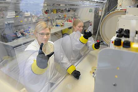 Foto: Studierende im Braunschweig Integrated Centre of Systems Biology der Technischen Universität Braunschweig)