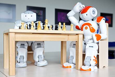 Foto: Zwei Roboter des Studienbereichs Technische Informatik spielen Schach