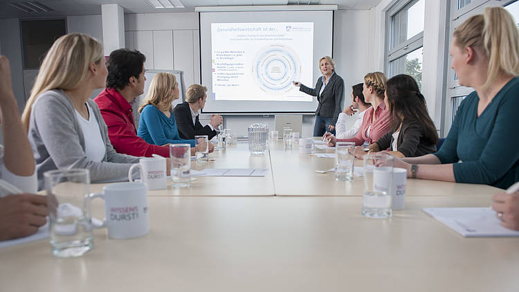 Dozentin hält eine Präsentation (Foto: APOLLON Hochschule der Gesundheitswirtschaft)