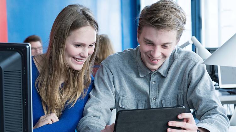 Studierende arbeiten am Tablet-PC (Foto: TU Cottbus-Senftenberg)