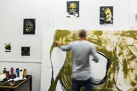 Foto: Studierender des Fachbereichs Kunst arbeitet im Atelier