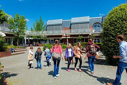 Studierende auf dem Campus (Foto: Universität Vechta) Foto: Studierende auf dem Campus auf dem Weg zur Vorlesung