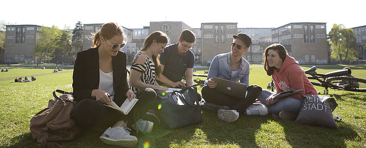 Studierende auf dem Campus (Foto: Universität zu Köln/Fabian Stürtz)