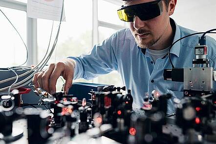 Foto: Studierender der Technischen Universität Clausthal arbeitet an einer Lasertechnik