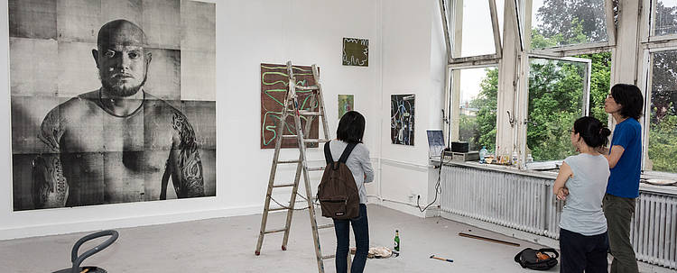 Studierende betrachten ein Kunstwerk (Foto: Staatliche Akademie der Bildenden Künste Karlsruhe)