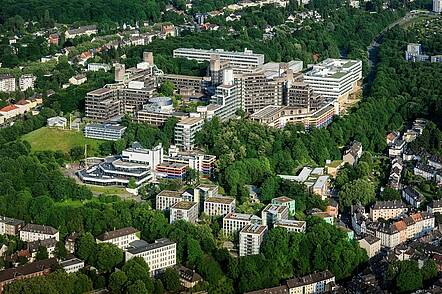 Foto: Luftaufnahme der Hochschulgeländes und des Campus der Bergischen Universität Wuppertal.