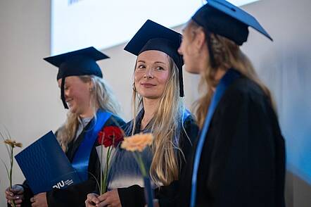Foto: Absolventinnen der Dresden DIU.