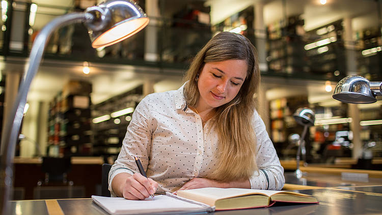 Studentin lernt in der Bibliothek (Foto: Katholische Universität Eichstätt-Ingolstadt/Christian Klenk)