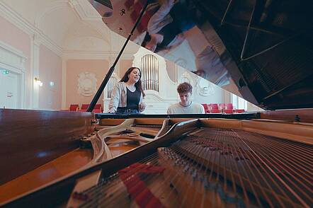 Foto: Studierende der Schwäbisch Gmünd PH am Klavier.