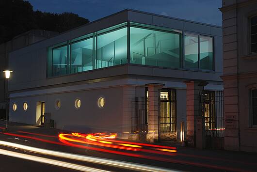 Foto: Blick auf die Medienfassade der Hochschule der Bildenden Künste Saar