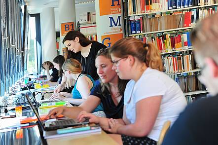 Foto: Studierende in der Bibliothek 