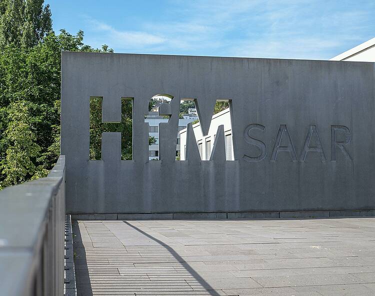 Foto: Blick auf das Gebäude und das Logo der Hochschule für Musik Saar