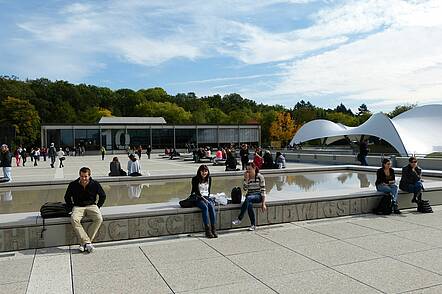 Foto: Studierende auf dem Campus der Pädagogischen Hochschule Ludwigsburg 