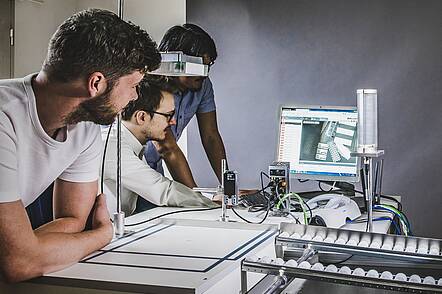 Foto: Studierende der Hochschule für Technik Stuttgart beim Versuchsaufbau