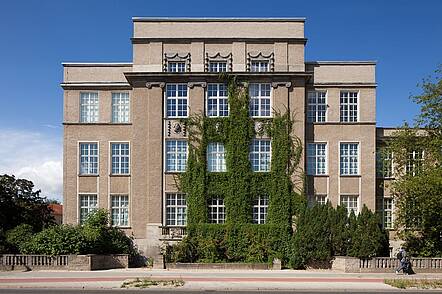 Foto: Das Hauptgebäude auf dem Campus Treskowallee