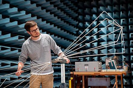 Studierender in studentischem Labor am Campus Vaihingen (Foto: Universität Stuttgart) Foto: Studierender arbeitet an Versuchsanordnung im studentischen Labor der Universität Stuttgart.