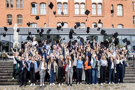 Foto: Graduierende der Akkon Hochschule.