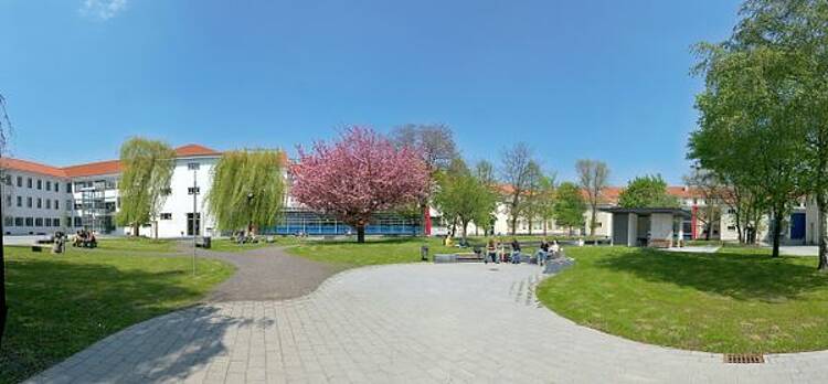 Foto: Blick auf den weitläufigen Campus der Fachhochschule Erfurt mit vielen Grünflächen.