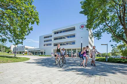 Foto: Blick über den Campus auf das Neubaugebäude der Universität Hildesheim.