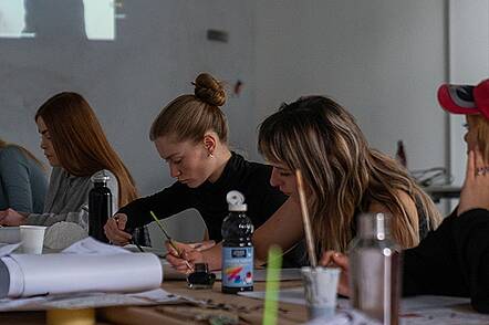 Foto: Studierende der Fakultät für Architektur und Design arbeiten in einem Atelier an Entwürfen