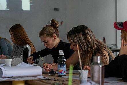 Foto: Studierende der Fakultät für Architektur und Design arbeiten in einem Atelier an Entwürfen