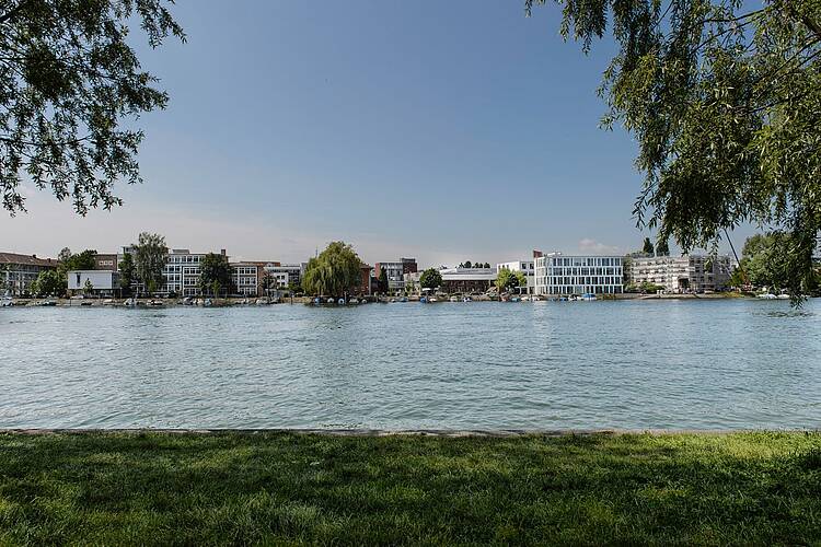 Hochschule am Rhein (Foto: Hochschule Konstanz Technik, Wirtschaft, Gestaltung) Foto: Blick vom gegenüberliegenden Rheinufer auf die Hochschule Konstanz
