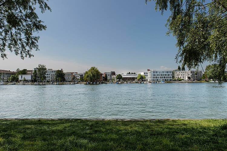 Foto: Blick vom gegenüberliegenden Rheinufer auf die Hochschule Konstanz