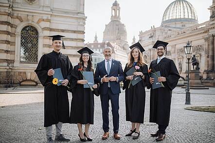 Foto: Absolventengruppe der Dresden DIU.