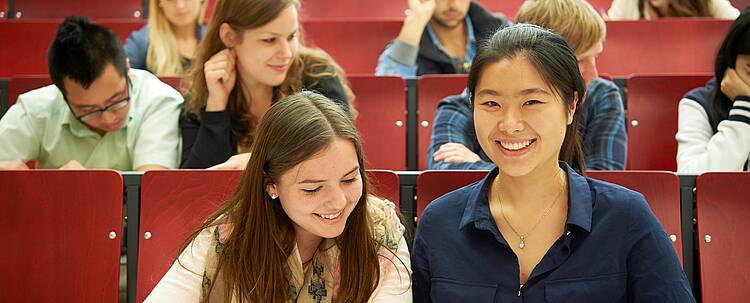 Studierende während einer Vorlesung im Hörsaal (Foto: Universität Erlangen-Nürnberg/David Hartfiel) 